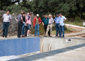 Bouw zwembad bij camping