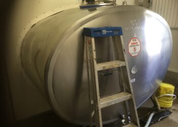 Muur om tank heengebouwd_ hygiene regels